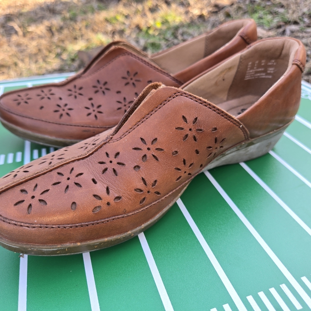 Women's Clarks Brown Leather Slip-On Shoes With Cut Out Floral Design Size 8 - Picture 4 of 7